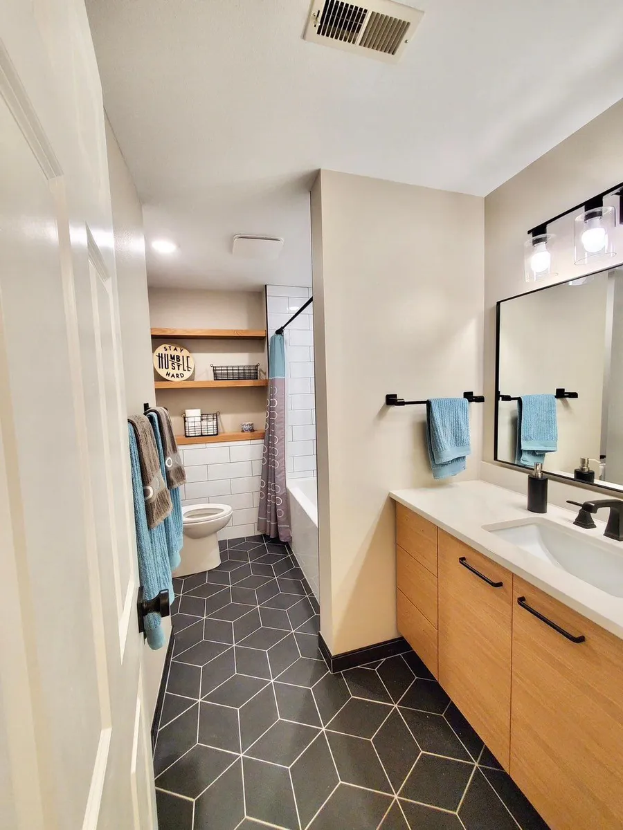 Bathroom remodeled by Black Rock Remodeling, Fairfield County, Connecticut (34)